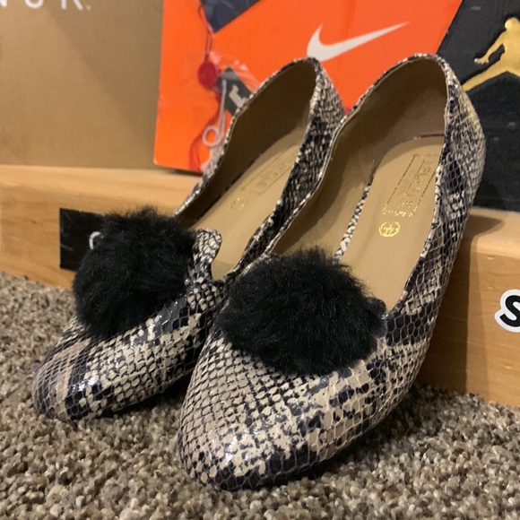 TRUFFLE Collection-juniors snakeskin print slip-on flat shoes w/pom - Picture 5 of 8